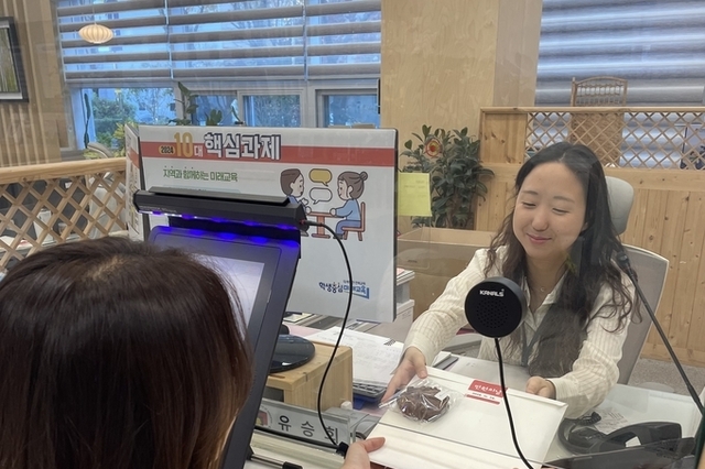 전북교육청, ‘민원의 날’ 맞아 방문객 대상 선물 나눔